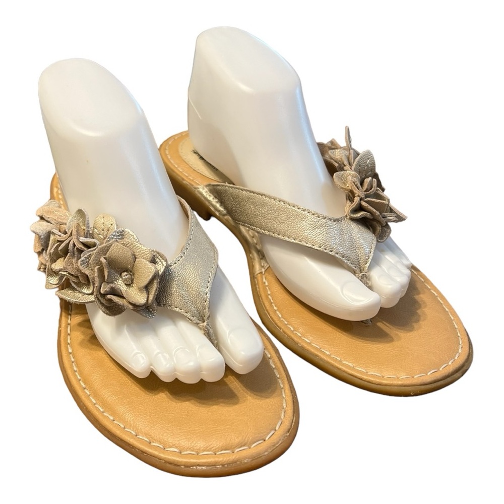 B.O.C. Born Concept Gold Tone Leather Floral Thong Sandals Size 9M - Picture 2 of 8